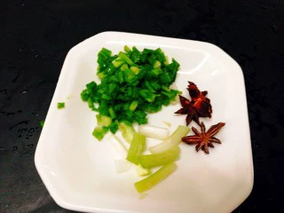 圆土豆+土豆烧排骨,葱,八角