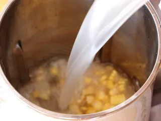 米香玉米汁(豆浆机版),加1L—1.2L的清水 tips:一般这个比例打出来的是比玉米汁稍微浓一点的状态,如果喜欢喝稀一些的,可以适当再加些水 另外,豆浆机一般都要求最低水位的,所以根据自家豆浆机做适当的调整