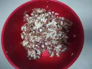 家乡小吃——小米,搅打后的猪肉才会有弹牙的口感,然后放一边腌制入味