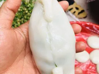 客家小吃:蒜苗粿(葫粄)➕菜头粄,两端拉长,轻轻折叠起来,整个粿呈两头尖,中间圆的状态。