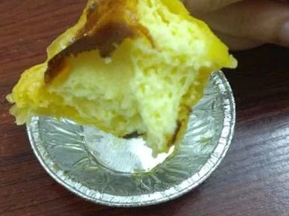 小吃蛋挞，既可作为早餐又是下午茶,大大的咬了一口，中间是这样的