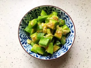 属于春天的果汁～羊角蜜香梨汁,羊角蜜洗净，去掉瓜头和瓜蒂，去不去皮都可以，切成小块，瓜瓤和瓜籽不用去掉