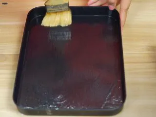 必吃的广东小吃——广州肠粉,蒸盘里面刷一层油（家里没有蒸盘，所以我用的烤盘~）