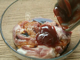 电饭煲版叉烧肉,倒入叉烧酱；