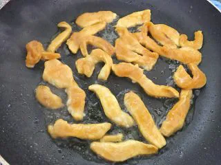 十味 嫩煎鸡柳条（娘惹风味）,中火，平底锅倒入油，把腌好的鸡柳条摆入煎1分钟。