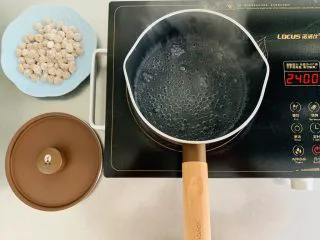 脏脏珍珠奶茶,锅中水开下入做好的珍珠，沿着锅边不停的搅拌，防止粘锅。