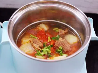 番茄牛肉炖土豆,大火煮沸关火，撒上香菜段即可。