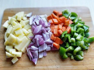 做年货+别有一番风味的牛肉浓汤,土豆，洋葱，切小粒。青椒，胡萝卜切菱形块，备用。