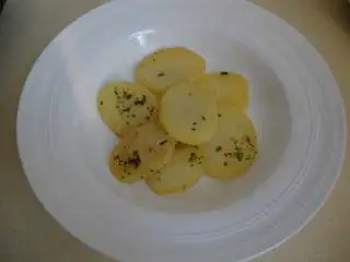 西班牙小吃：土豆蛤蜊,把土豆码到盘子里