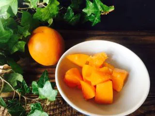 美丽的水果饮品,杏子去核,切块