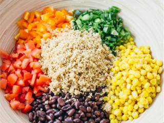 西南风味中东小米沙拉,中东小米 混合黄油 ，盐 ，蔬菜高汤 ，放进微波炉加热。