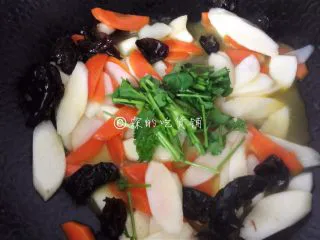 素炒山药 春的山药 清脆又爽口,要出锅前，把香菜放入，快速炒匀后关火。