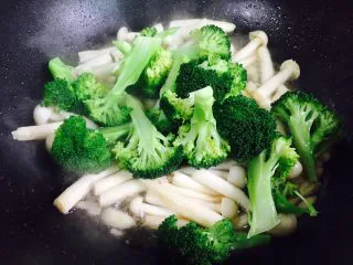 西兰花炒白玉菇,放入西兰花