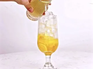 你爱我还是“它”，让你无限热爱的果咖向你奔来,沿冰块倒入适量茉莉绿茶茶汤