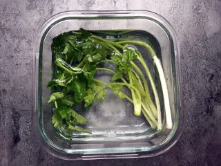 四川乐山名小吃—粉蒸肉卡饼,香菜、小葱洗净用盐水泡一下。