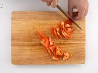 番茄烧菜 竟也有那么多小技巧,1-1 番茄切小块，鸡蛋打匀