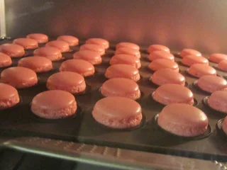 法式甜点马卡龙,大概8分钟左右见出现裙边后转140度至熟(见表皮稍有上色),这个过程大概有12-15分钟
