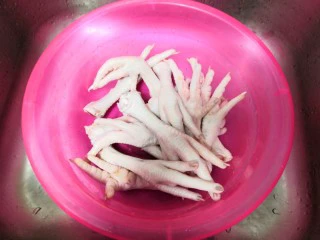 美味小吃,老坛酸辣鸡爪,解冻后的鸡爪,用洗盘装着