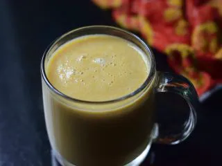 暖心红薯拿铁,打好的红薯奶糊倒入杯中。