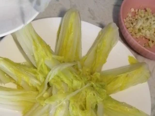 蒜蓉粉丝娃娃菜,先将娃娃菜摆盘
