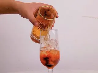 超满足的西柚果咖,喝一口幸福感爆棚,沿冰块倒入茉莉绿茶茶汤