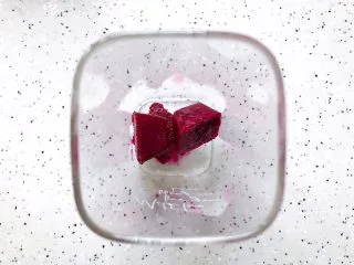 火龙果薄荷气泡水,放入两三块火龙果冰块