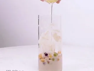 家庭版喜茶同款——芋泥波波冰,倒入果糖