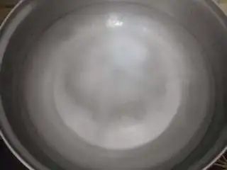 家乡小吃——狗毛膏鸽春丸,接着是狗毛膏的制作,因为狗毛膏煮出来后只有淡淡的海藻味,想要吃起来味道更加好吃的话最好用糖水煮