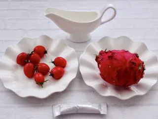 火龙果小番茄蜂蜜果汁,首先备齐榨果汁的食材。