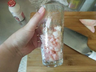 柠檬蜜桃养乐多—夏天的快乐,去皮的桃子切成小丁