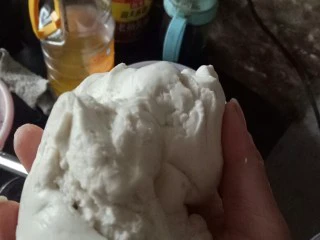 松阳小吃“说来”,用刚烧开滚烫的开水和面。和面前先加一勺色拉油,然后一点一点加开水慢慢和面。