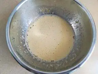 草莓熔岩蛋糕,鸡蛋加白砂糖稍微打发至颜色变浅