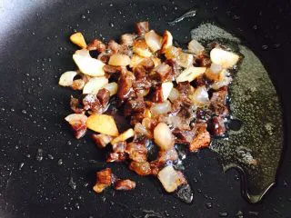 温州风味美食～炒芥菜饭,小火慢炒至变色
