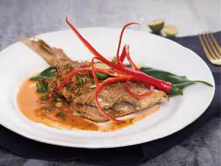 香煎红鱼佐泰式风味酱汁,做完了不要忘记拍几张照跟朋友分享!