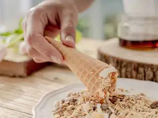 酸甜的夏，ALDI养生山药谷物蛋筒,再裹上一圈麦片。