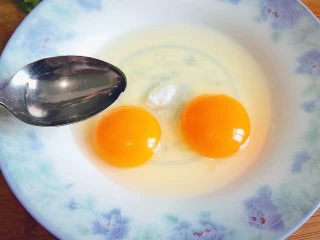 炒馒头丁（鸡蛋馒头）,加入适量凉白开水