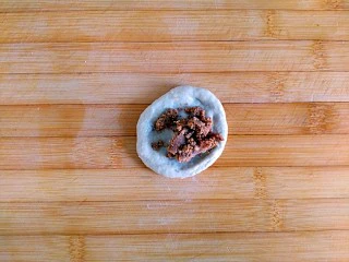 风情花生酱香蕉丸子,取一份为例 压扁包入花生酱捏紧滚圆（自制花生酱，浓浓的，很香，太稀的花生酱没发包哈）其它8份同样手法操作