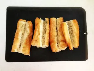 上班族的便当 风味独特的粢饭团,再把油条从中间剥开