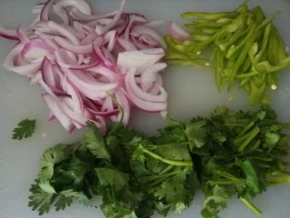 山西小吃炒不烂子,香菜洗干净切段。