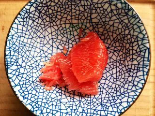 蜂蜜荔枝西柚汁,取出果肉