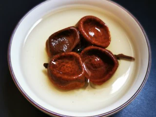 土鸡蛋桂圆枸杞红枣茶,桂圆干洗净,直接扔进锅里。20分钟后就是这个样子,外壳吸收水份后,没有膨胀而是干瘪,因为内壳防水性能极佳。所以需要人工干预下。