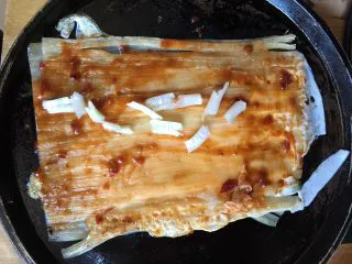 街边小吃一东北烤冷面,放葱花