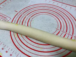 姜黄花卷，饮料做,把面饼卷起来。