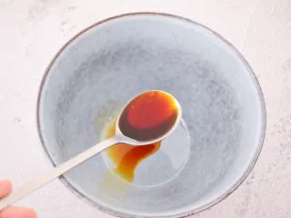 鲜虾猪肉馄饨,另取一个碗作汤底：加入生抽