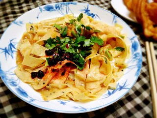 嘎巴菜――天津传统小吃,一碗嘎巴菜,配两根油条,只一次就会让你永远也忘不掉。