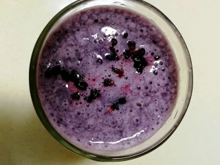 果粒奶昔【香蕉桑葚+香蕉芒果】,不仅颜色漂亮功效也很强大,桑葚可以补血养颜,降血糖血脂,补肝护肾,补脑益智。