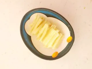 超级下饭菜 油焖尖椒,把鲜姜切成丝