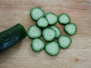 冰爽水果鸡尾酒(皮姆一号酒),黄瓜切片。