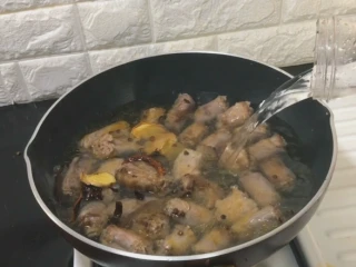 解馋小吃辣鸭脖,加入清水没过鸭脖