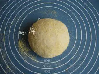 烟熏风味BBQ烤鸡肉披萨,高筋面粉(150 克), 水(120毫升) , 酵母(1 1/2 克), 盐(1/2茶匙)混合揉成团后加橄榄油(1/2 汤匙)揉光滑放在容器中，盖保鲜膜，温暖处发酵至2倍大后从容器中取出扔到粗粒玉米面（防粘）上滚圆，松弛半个小时。